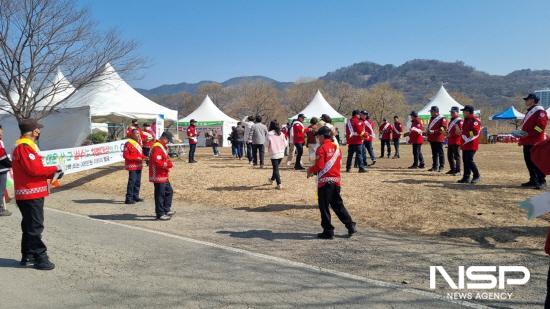 NSP통신-광양매화축제 행사장 찾은 방문객들에게 산불예방 홍보물 배부 (사진 = 광양시청)