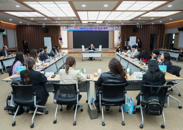 NSP통신-영천시는 12일 시청 대회의실에서 2025년 새영천 알림이단 발대식을 개최하고 고향사랑기부제 홍보 퍼포먼스와 함께 본격적인 활동에 들어갔다. (사진 = 영천시)