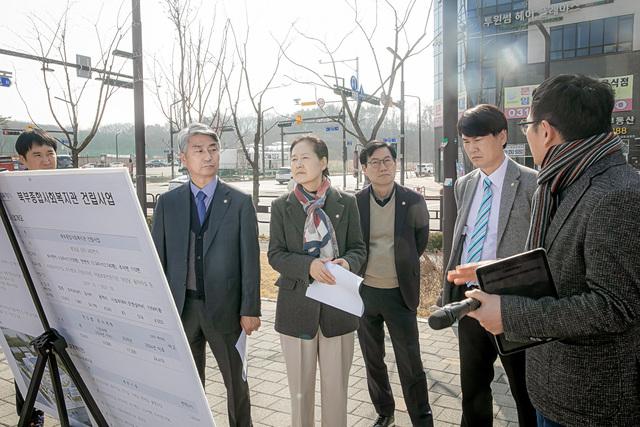 NSP통신-11일 화성시의회 기획행정위원들이 공유재산 심의대상지를 점검하는 모습. (사진 = 화성시의원)