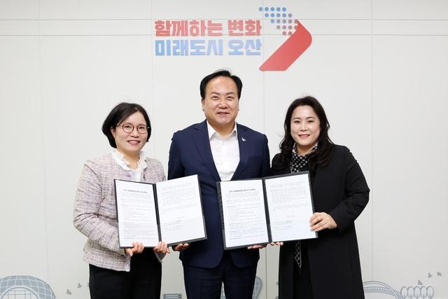 NSP통신-10일 이권재 오산시장(가운데)이 국공립어린이집 위탁운영 위수탁계약 체결 후 기념촬영을 하는 모습. (사진 = 오산시)