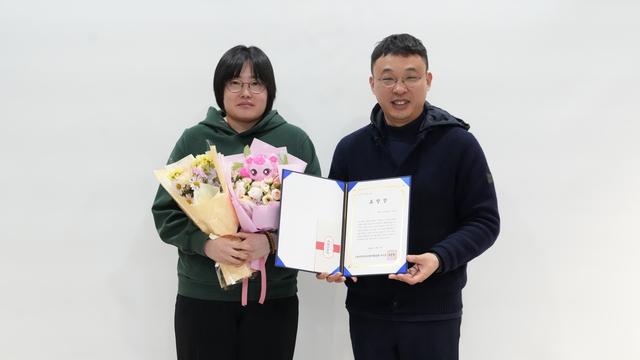 NSP통신-수원시미디어센터 관계자가 수상후 기념촬영을 하는 모습. (사진 = 수원문화재단)