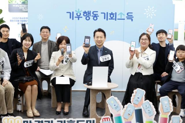 NSP통신-12일 용인시 처인구에 위치한 e순환거버넌스 수도권자원순환센터에서 경기도와 경기환경에너지진흥원이 기후행동 기회소득 앱에 폐가전제품 재활용 활동 신규 도입을 기념하는 현장 도민 간담회를 진행했다. 사진은 고영인 경기도 경제부지사가 현장 도민 간담회 가운데 참석자들과 기념촬영을 하고 있는 모습. (사진 = 경기도)