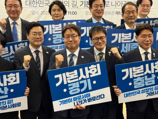 NSP통신-염태영 더불어민주당 국회의원(왼쪽 두번째)이 의원들과 손팻말을 들고 화이팅을 외치고 있다. (사진 = 염태영의원실)