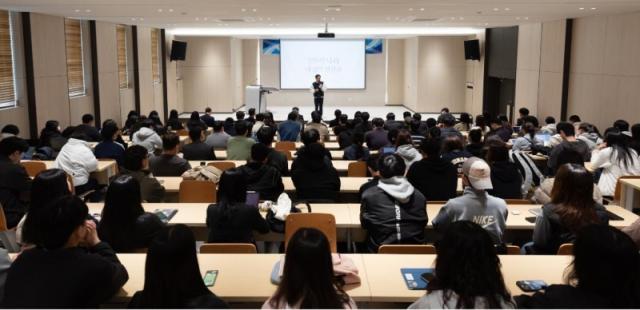 NSP통신-12일 충남대 농업생명과학대학 1호관 강의실에서 김동연 경기도지사가 모두의 나라 내 삶의 선진국이라는 주제로 특강을 하고 있다. (사진 = 경기도)