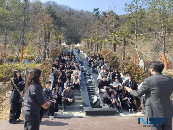 NSP통신-포항 그린웨이 프로젝트와 철길숲 견학을 위해 지난 11일 경북대학교 조경학과 학생과 대학원생 80여 명이 포항 철길숲을 방문했다. (사진 = 포항시)