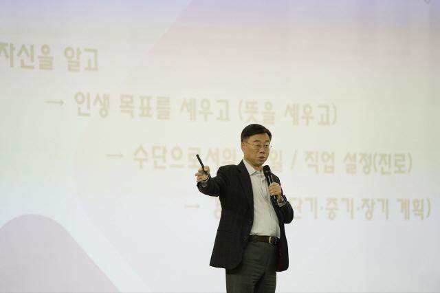 NSP통신-신상진 성남시장이 12일 낙생고등학교에서 꿈과 미래를 위한 열정과 도전을 주제로 진로 특강 중이다 . (사진 = 성남시)