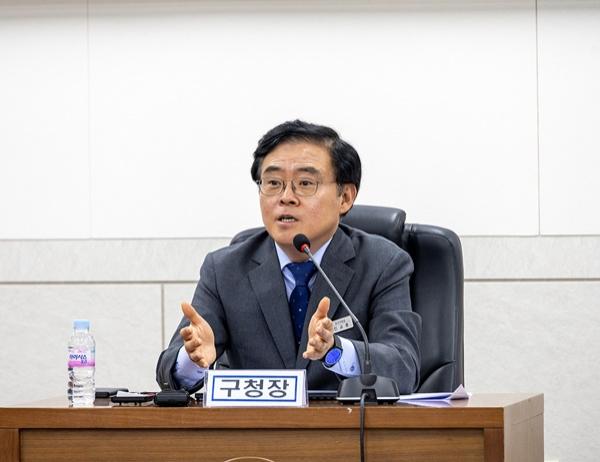NSP통신-진교훈 강서구청장이 2040 강서구 원도심 활성화 종합계획 수립 용역보고회에 참석해 발언하고 있다. (사진 = 강서구)