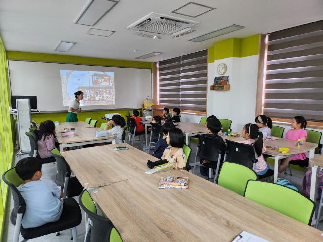 NSP통신-의왕초등학교에서 한글 이음 책마중 프로그램이 운영되고 있는 모습. (사진 = 의왕시)