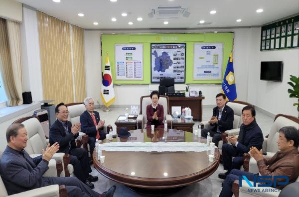 NSP통신-상주시의회는 지난 12일 의장실에서 최근 주민소환과 관련해 지역 주요 인사들과 소통의 시간을 가졌다.