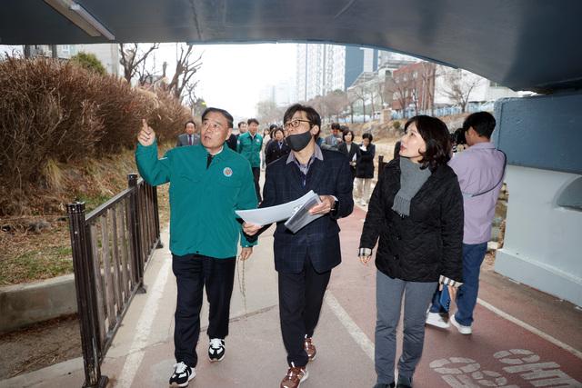 NSP통신-12일 이재식 수원시의회 의장(왼쪽)과 김은경 예산결산특별위원장(오른쪽)이 현장 점검을 하고 있다. (사진 = 수원시의회)