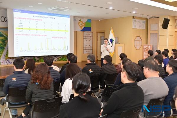 NSP통신-청송군은 지난 12일 군청 제1회의실에서 직원 80여 명을 대상으로 공모사업 기획 및 실행 역량 강화를 위한 특강을 개최했다. (사진 = 청송군)