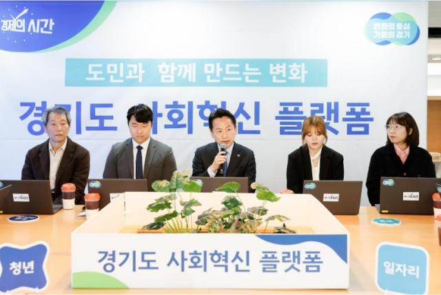 NSP통신-13일 오전 고영인 경제부지사가 차세대융합기술원에서 열린 사회혁신 플랫폼 킥-오프 회의에 참석해 인사말씀을 하고 있다. (사진 = 경기도)