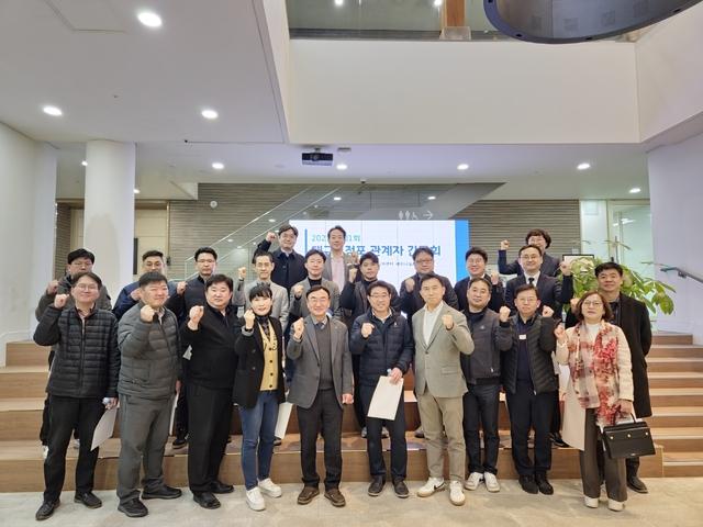NSP통신-12일 간담회 참석자들이 기념촬영을 하는 모습. (사진 = 수원시)