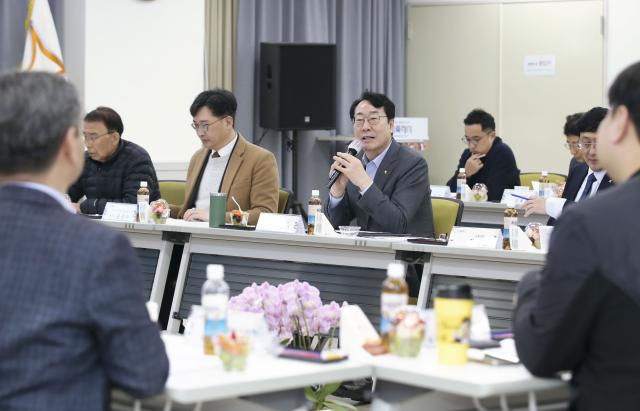 NSP통신-13일 정명근 화성시장(가운데)이 간담회에서 발언을 하고 있다. (사진 = 화성시)