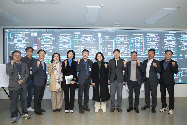 NSP통신-12일 화성시의회 경제환경위원회가 맑은물사업소 통합상황실에서 기념촬영을 하는 모습. (사진 = 화성시의회)