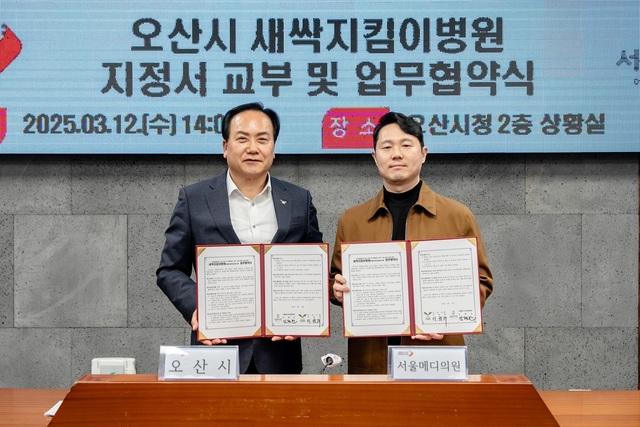 NSP통신-12일 이권재 오산시장(왼쪽)이 업무협약 후 기념촬영을 하는 모습. (사진 = 오산시)