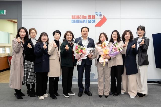 NSP통신-12일 이권재 오산시장(오른쪽 다섯번째)과 최희정 오산시가정어린이집연합회 회장(오른쪽 네번째) 및 참석자들이 기념촬영을 하는 모습. (사진 = 오산시)