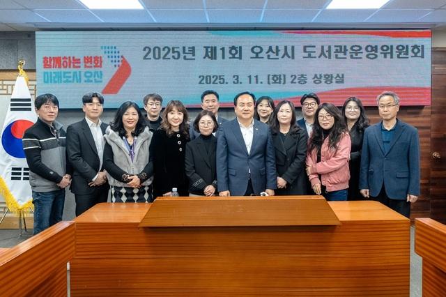 NSP통신-11일 이권재 오산시장(앞 줄 왼쪽 여섯번째)과 도서관운영위원회가 기념촬영을 하는 모습. (사진 = 오산시)