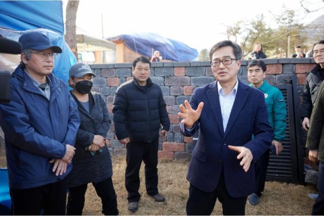 NSP통신-13일 오후 김동연 경기도지사가 포천 노곡리 오폭사고 피해주민들과 소통하며 건의사항을 청취하고 있다. (사진 = 경기도)
