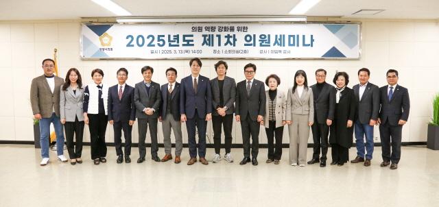 NSP통신-13일 안양시의회가 2층 소회의실에서 2025년도 제1차 의원세미나 후 기념촬영 하는 모습. (사진 = 안양시의회)