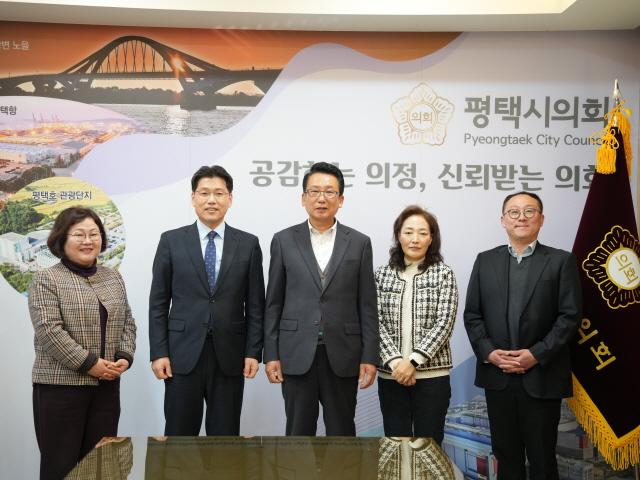 NSP통신-13일 평택시의회 의장실에서 강정구 의장(왼쪽 세번째)이 김윤기 평택교육지원청 교육장(왼쪽 두번째) 접견 후 김명숙 부의장(오른쪽 두번째) 및 관계자들과 기념촬영을 하고 있다. (사진 = 평택시의회)