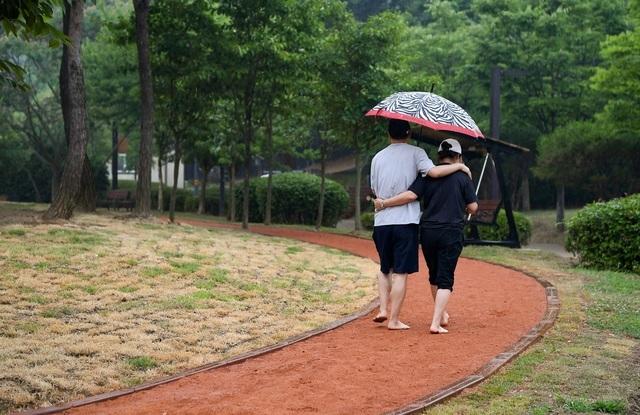 NSP통신-시민들이 맨발로 황톳길을 걷고 있다. (사진 = 오산시)