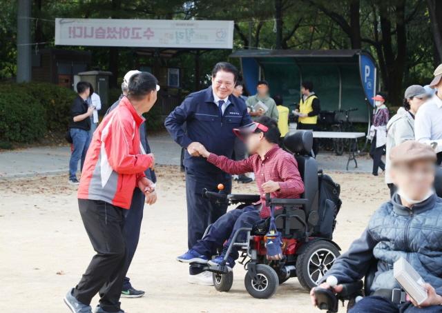 NSP통신-2024년 10월 25일 최대호 안양시장이 제4회 안양사랑 장애인 힐링 걷기대회에 참석해 시민들과 인사하는 모습. (사진 = 안양시)