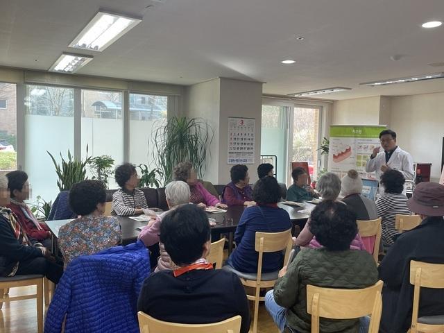 NSP통신-11일 열린 경로당방문 구강보건 교육 모습. (사진 = 오산시)