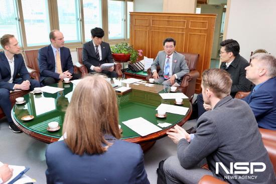 NSP통신-방문단 정인화 광양시장과 최대원 광양시의회 의장 차담회 (사진 = 광양시청)