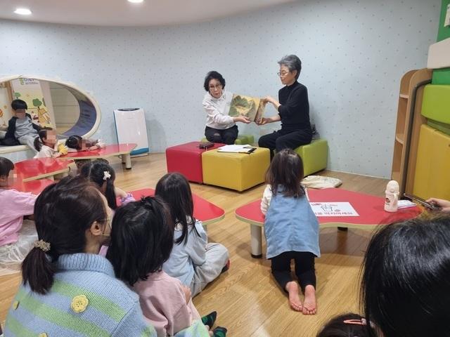 NSP통신-재능기부 노인봉사단이 아이들에게 이야기를 들려주고 있다. (사진 = 오산시)
