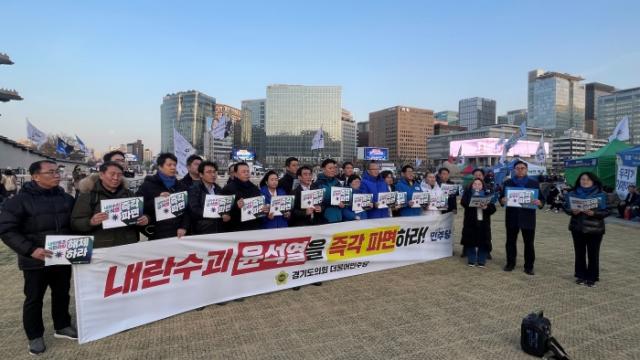 NSP통신-서울시 소재 광화문 서십자각터에서 경기도의회 민주당 의원들이 내란수괴 윤석열 즉각 파면 촉구 결의대회를 개최하고 있다. (사진 = 경기도의회 민주당)