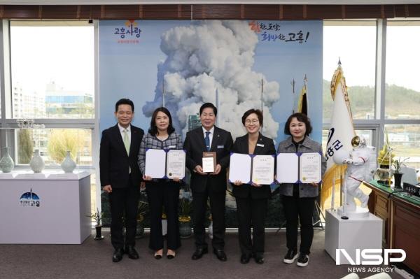 NSP통신-고흥군 희망 2025 나눔캠페인 우수 지자체 선정(김동극 전남사회복지공동모금회 사무처장, 주민복지과 노진희 주무관, 공영민 고흥군수, 강춘자 주민복지과장, 주민복지과 신정애 희망복지팀장) (사진 = 고흥군)