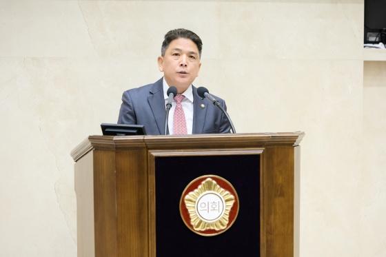 NSP통신-14일 제291회 임시회 제2차 본회의에서 이창식 용인시의원이 제안 설명을 하고 있다. (사진 = 용인특례시의회)