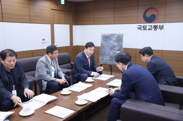 NSP통신-김성제 의왕시장이 박상우 국토부 장관과 의왕시 개발사업과 관련된 주요 정책 현안 사업을 건의하고 있다. (사진 = 의왕시)