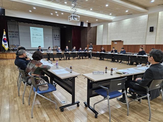 NSP통신-13일 기배동행정복지센터 대강당에서 박민철 화성시동부출장소장 등 참석자들이 지역 현안사항을 논의하는 모습. (사진 = 화성시)