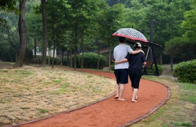 [NSP NEWS Image]오산시 맨발 힐링 황톳길 17일 재개장