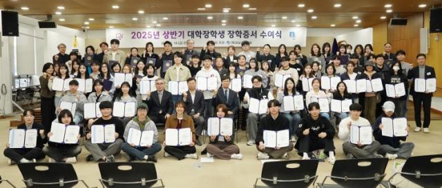 NSP통신-성남시장학회 증서수여식에서 신상진 성남시장을 비롯한 참석자들이 기념촬영을 하고 있다. (사진 = 성남시)