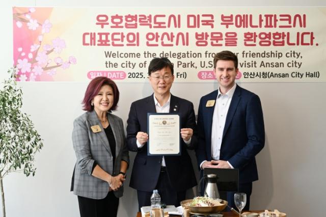 NSP통신-이민근 안산시장(가운데)이 조이스 안 美 부에나파크시장(왼쪽)으로부터 감사장을 받고 함께 기념촬영을 하고 있다. (사진 = 안산시)