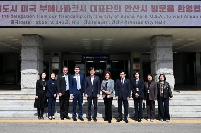 NSP통신-이민근 안산시장(가운데)이 안산시 우호협력도시 美 부에나파크시 대표단을 영접하고 함께 기념촬영을 하고 있다. (사진 = 안산시)