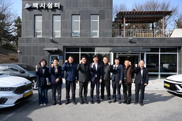 NSP통신-이민근 안산시장(가운데)을 비롯한 택시 운수 종사자들과 안산시 관계자들이 택시쉼터 앞에서 기념 촬영을 하고 있다. (사진 = 안산시)