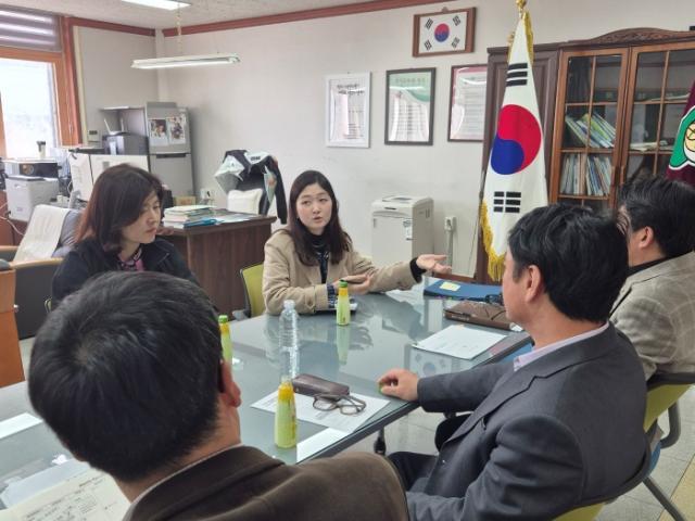 NSP통신-13일 안산 중앙중학교와 경일관광경영고등학교를 잇달아 방문한 장윤정 경기도의원이 학교 관계자들과 정담회를 열고 교육 현안 청취 및 개선 방안에 대해 논의하고 있다. (사진 = 경기도의회)