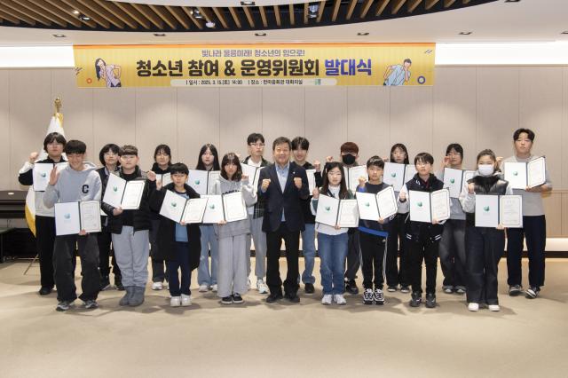 NSP통신-울릉군 한마음회관 대회의실에서 청소년참여기구에 선정된 학생들이 남한권 울릉군수와 포즈를 취하고 있다. (사진 = 울릉군)