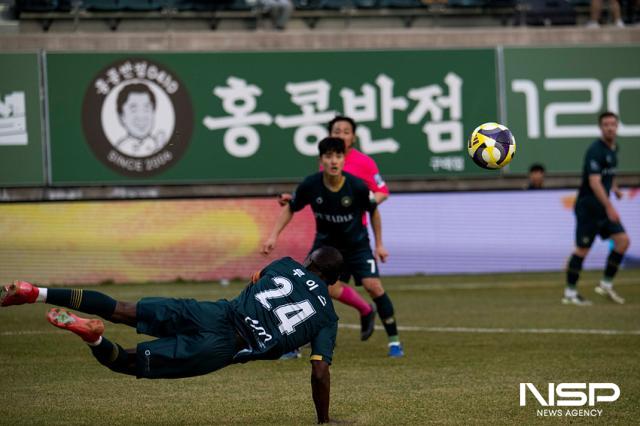 NSP통신-김포FC 부주장 루이스 선수가 헤딩슛을 하고 있는 모습. (사진 = 조이호 기자)