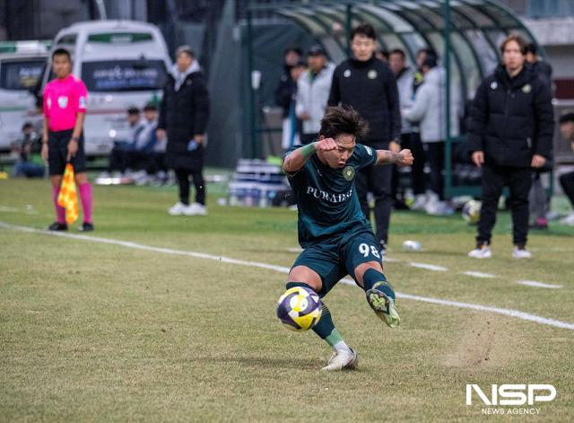 NSP통신-김포FC가 공격을 하고 있는 모습. (사진 = 조이호 기자)