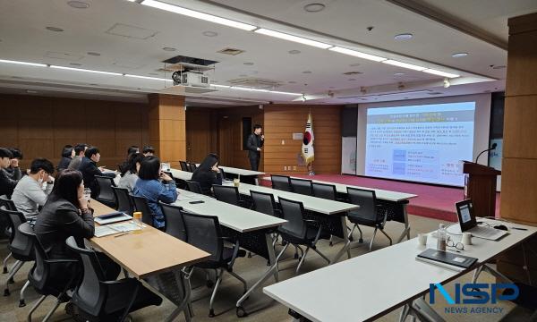 NSP통신-김천시는 지난 14일 정책 발굴 및 건설공사 관련 직원의 업무 역량 강화를 위해 공공건축물 건축기획 및 사업 적정성 검토 교육을 실시했다. (사진 = 김천시)