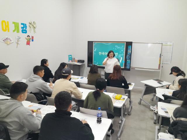 NSP통신-안성시 외국인주민지원센터 내리점 이주민 대상 주말 한글교실 일요반 개강 모습. (사진 = 안성시)