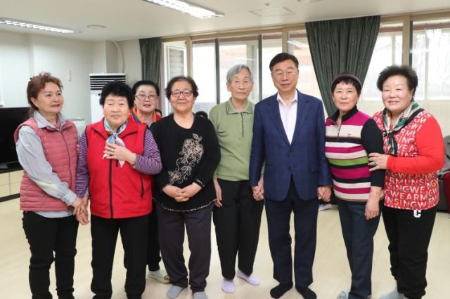 NSP통신-신상진 성남시장과 위례중앙경로당 어르신들이 기념사진을 찍고 있다. (사진 = 성남시)