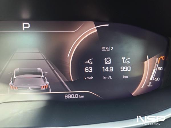 NSP통신-총 990km를 63km/ℓ의 평균속도로 약 12시간 정도 시승한 후 체크 한 푸조 5008 GT모델의 연비 14.9km/ℓ 기록 (사진 = NSP통신)