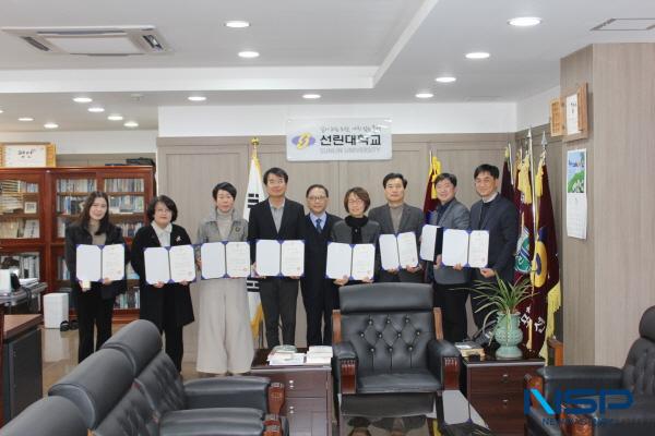 NSP통신-포항 선린대학교는 개교 56주년을 기념해 17일 총장실에서 교직원 근속표창 수상식을 가졌다. (사진 = 포항 선린대학교)