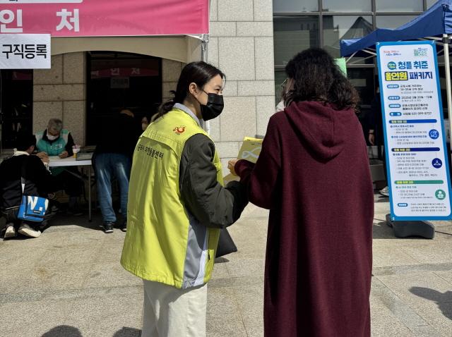NSP통신-군포시 무한돌봄센터가 군포시청 대회의실 앞에서 복지사각지대 발굴을 위한 위기가구 제보 방법이 안내된 리플렛 배부 홍보 활동을 하고 있다. (사진 = 군포시)